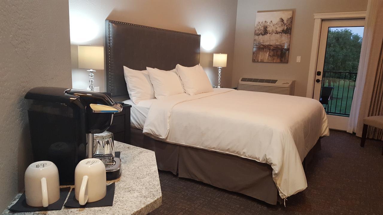 Resort At Eagle Point Golf Club Lodging Екстер'єр фото